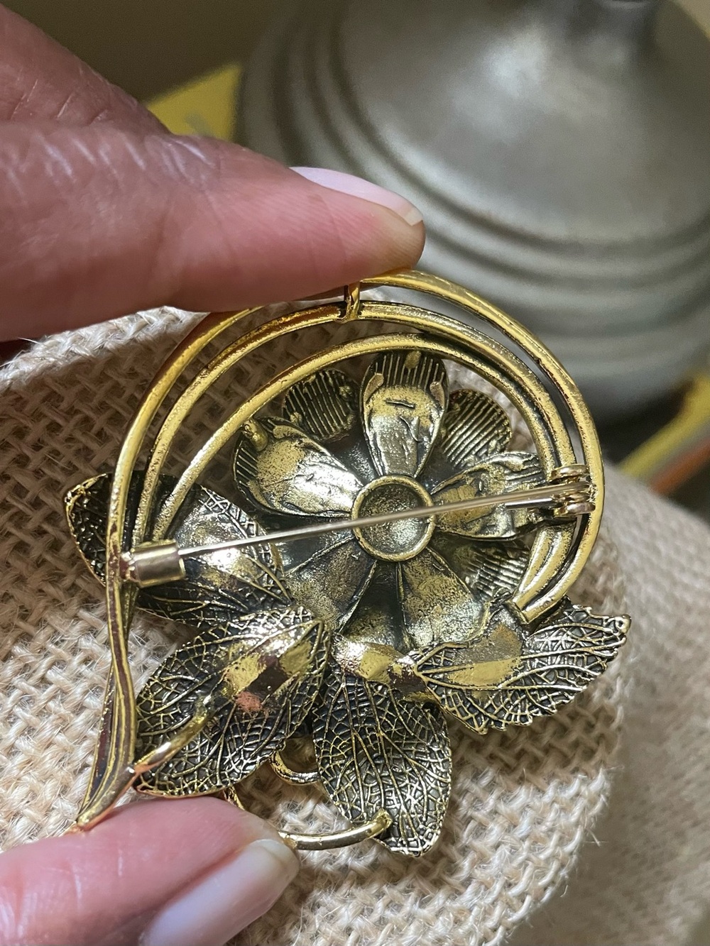 NWOT-Elegant Vintage Inspired Red Flower Brooch Pin with Gold-Tone Leaves - Picture 5 of 5